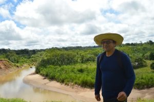 Biraci Brasil. Despreocupado em atender às expectativas do branco sobre o que é 'ser índio', Nixiwaká permitiu ser fotografado com o chapéu de palha que usa para se proteger do sol na longa viagem pelo rio Gregório