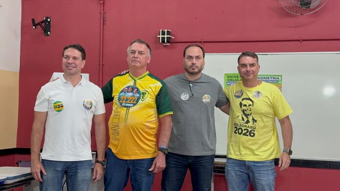 com-o-pai-inelegivel,-flavio-aparece-com-camiseta-“bolsonaro-2026”